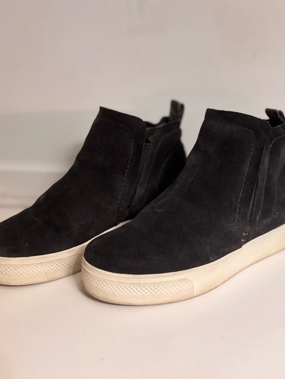 Dolce Vita Black suede ankle boots with a 2.5" heel
#ankleboots #suede